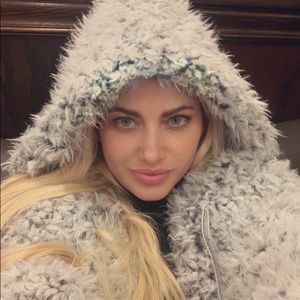 Meet your Posher, Simona